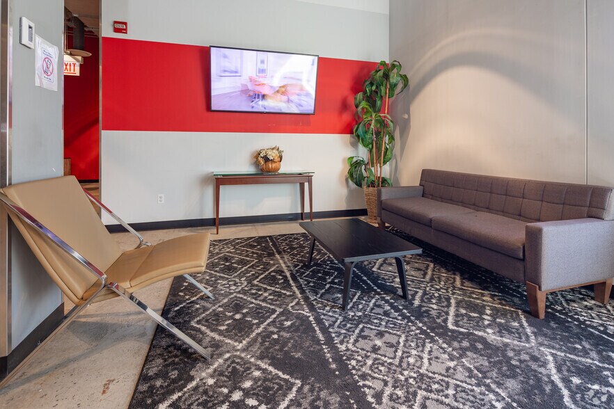 More Photos Of 5113 S Harper Ave, Chicago Coworking Space