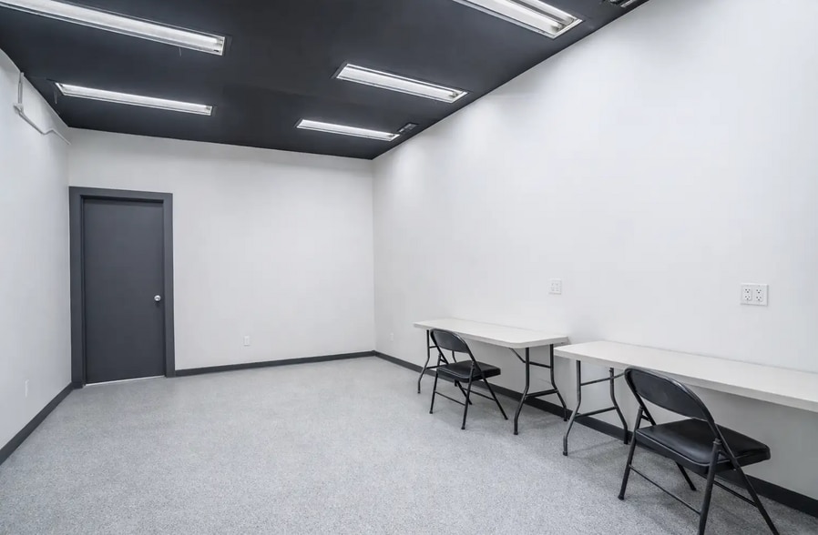 More Photos Of 837 Mannheim Rd, Bellwood Showroom For Sale