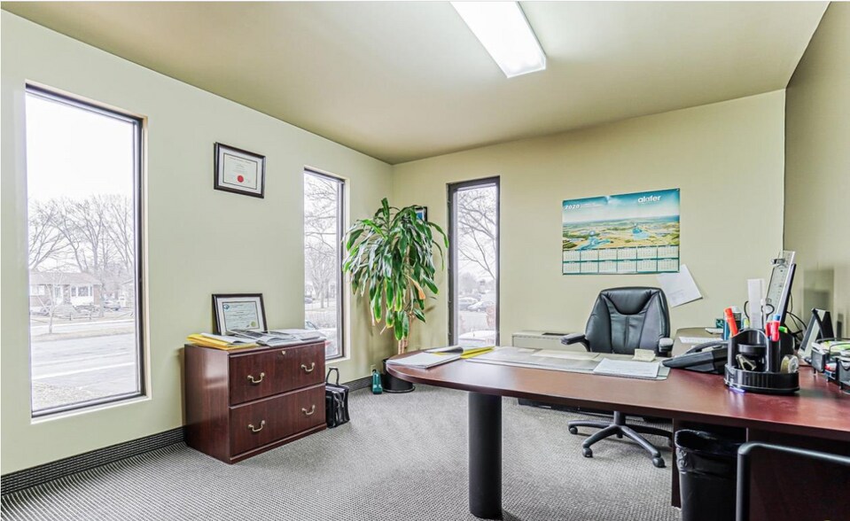 More Photos Of 2100 Boul René-Gaultier, Varennes Service Station For Sale