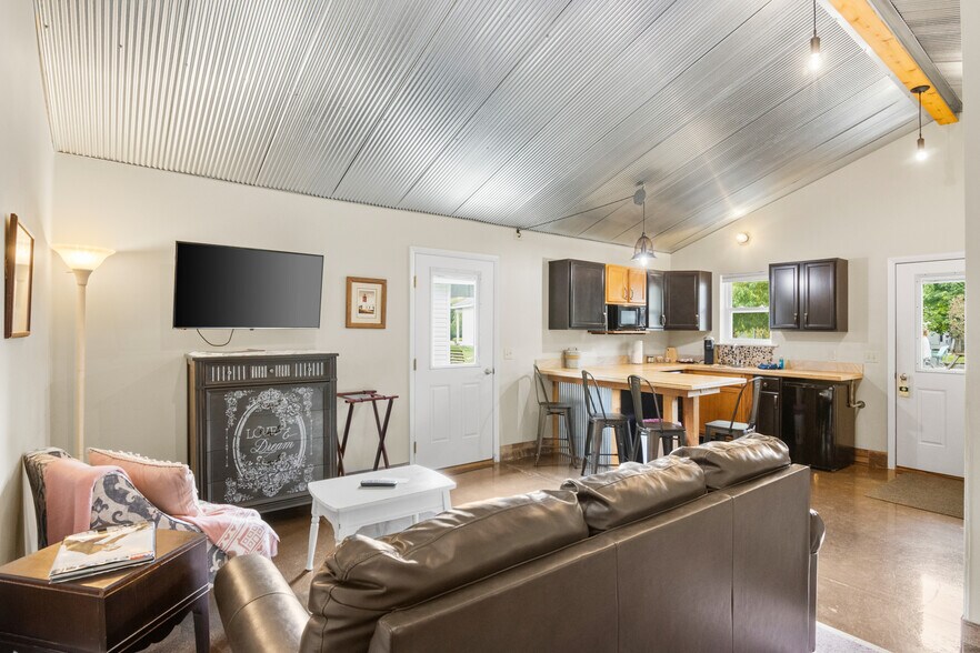 More Photos Of 4871 U.S. 31, Eastport Hotel For Sale