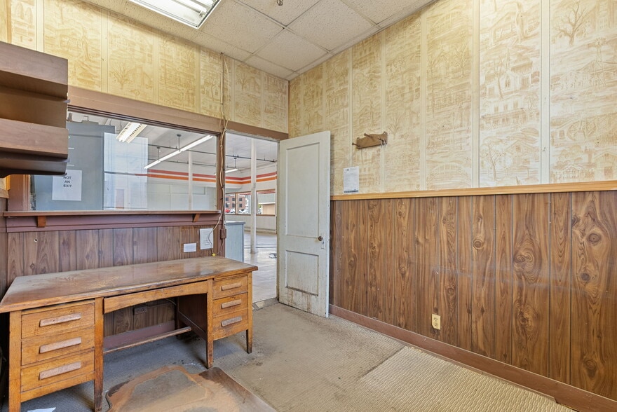 More Photos Of 314 E Market St, Warsaw Showroom For Sale