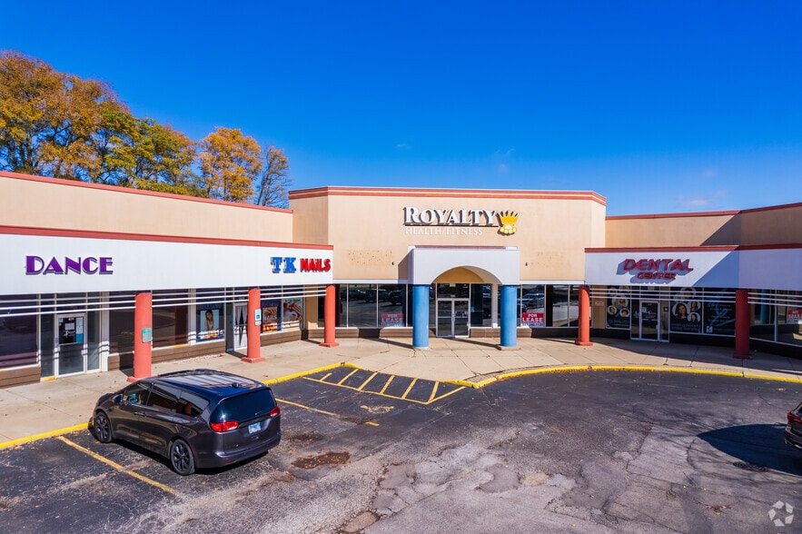 More Photos Of 800-830 E Nerge Rd, Roselle General Retail For Lease