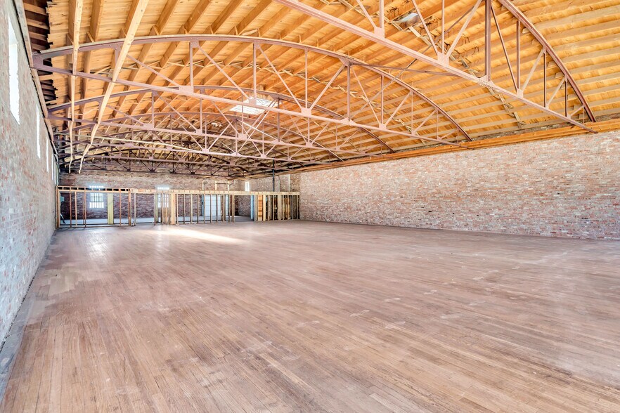 More Photos Of 815 W Broadway St, Ardmore Freestanding For Sale