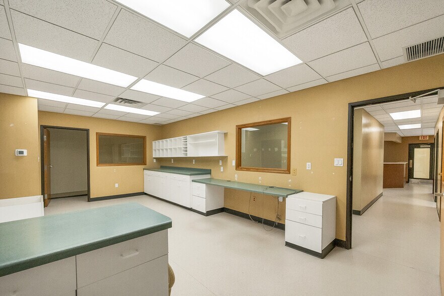 More Photos Of 2770 Manitowoc Rd, Green Bay Office For Sale