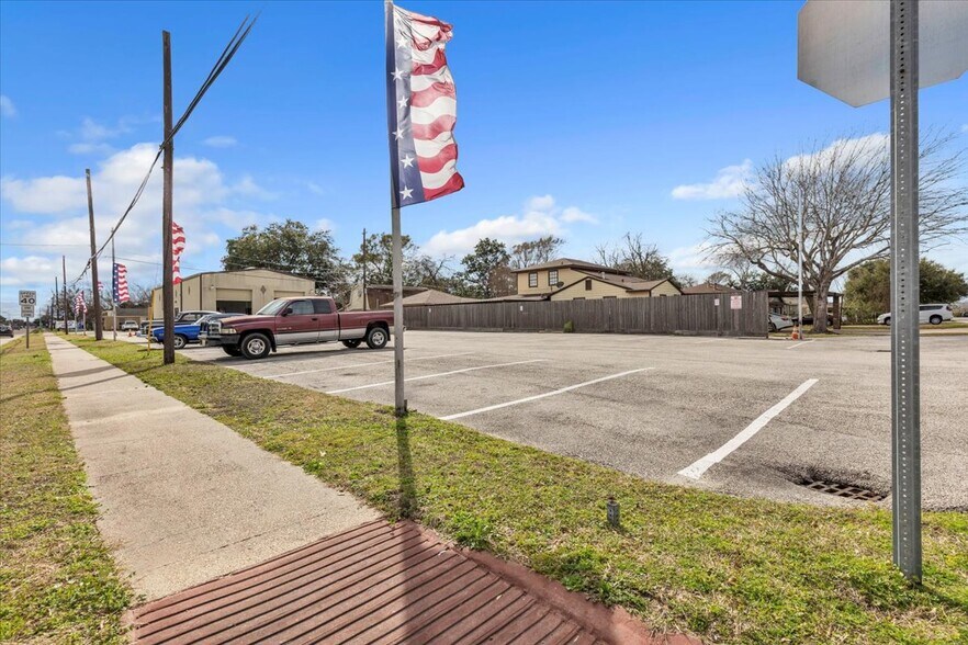 More Photos Of 4610 Center St, Deer Park Light Distribution For Sale