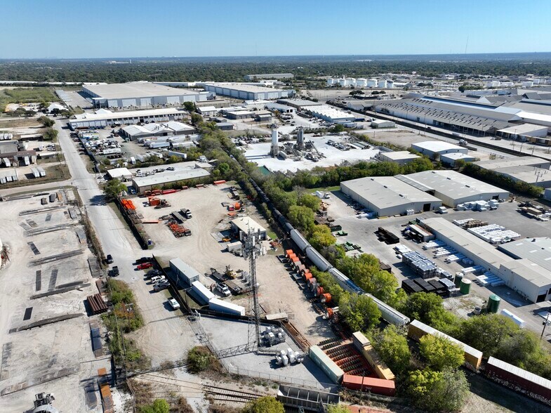 More Photos Of 2420 NE 35th St, Fort Worth Service For Lease
