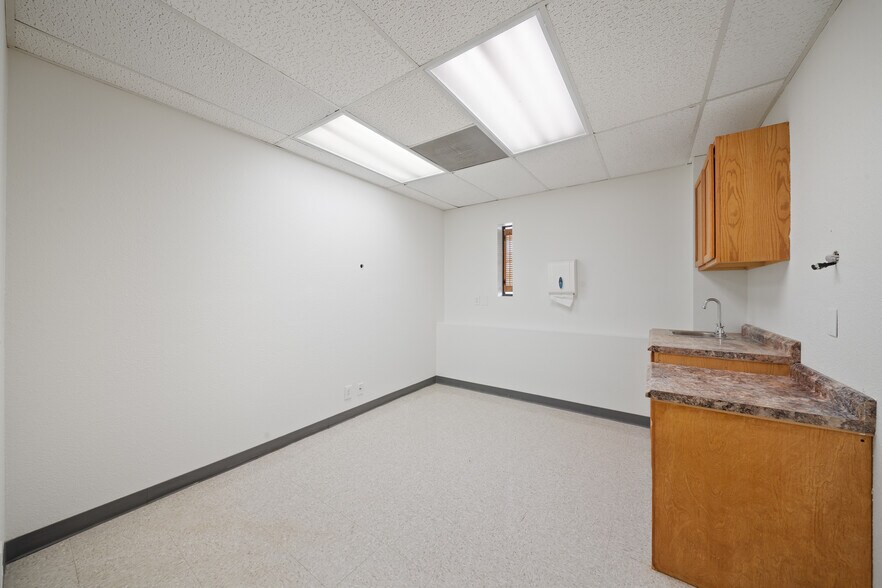 More Photos Of 19575 K St, Somerset Medical For Sale