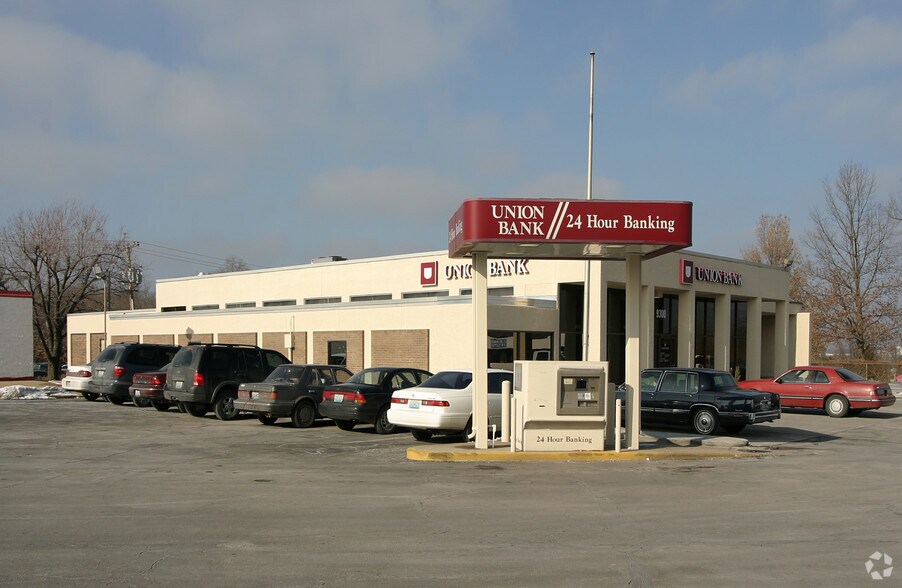 Primary Photo Of 9300 Blue Ridge Blvd, Kansas City Bank For Lease