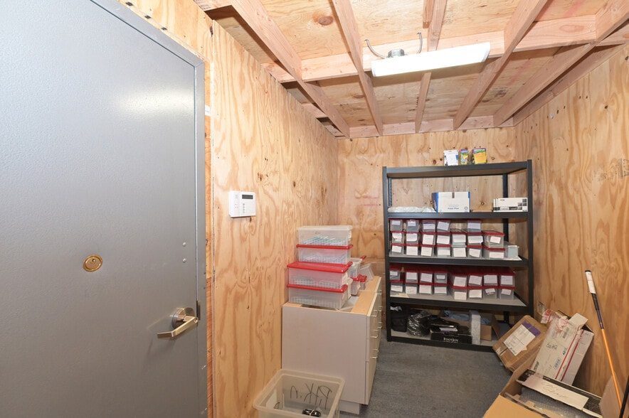 More Photos Of 24-26 W Merrick Rd, Freeport Storefront For Sale