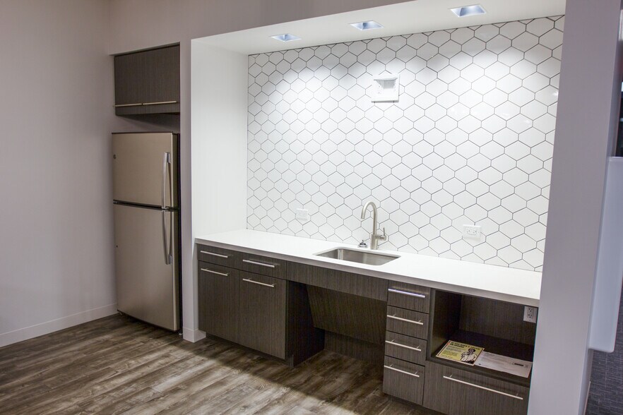 More Photos Of 2301 E Lamar Blvd, Arlington Unknown For Lease