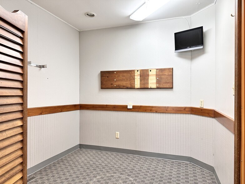 More Photos Of 152 E 8th St, Trenton Office For Sale