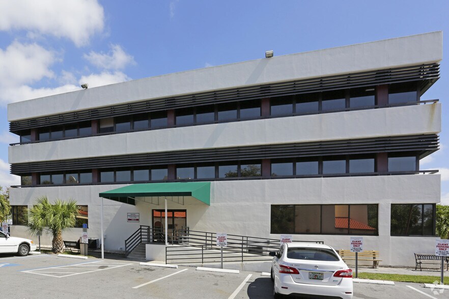 More Photos Of 1751 Mound St, Sarasota Office For Lease