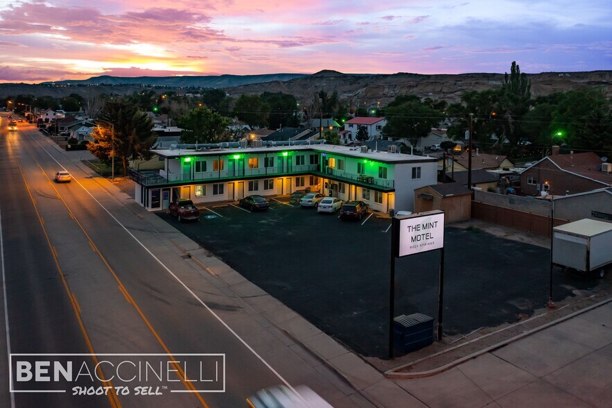 Primary Photo Of 1411 9th St, Rock Springs Hotel For Sale