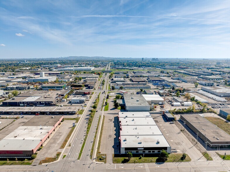 More Photos Of 3148-3178 Boul Industriel, Laval Flex For Lease