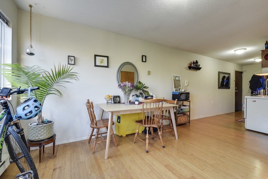 More Photos Of 9103 Glover Rd, Langley Storefront Retail Residential For Lease