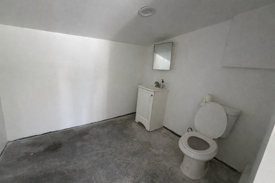 More Photos Of 7801 Melrose Ave, Los Angeles Restaurant For Lease