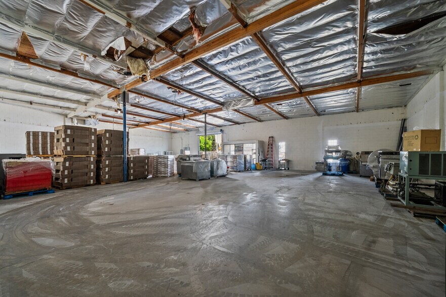 More Photos Of 7425 Bellaire Ave, North Hollywood Warehouse For Sale