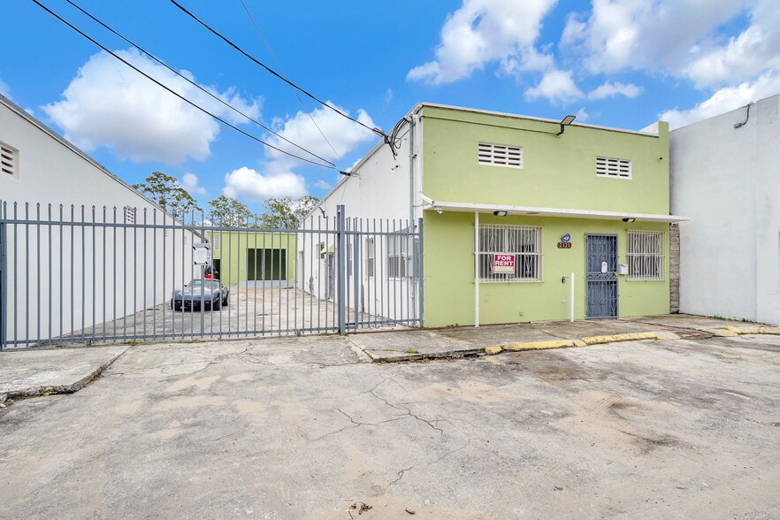 More Photos Of 7525 NE 3rd Pl, Miami Warehouse For Lease