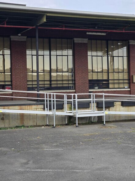 More Photos Of 5015-5025 Colorado Ave S, Seattle Warehouse For Lease