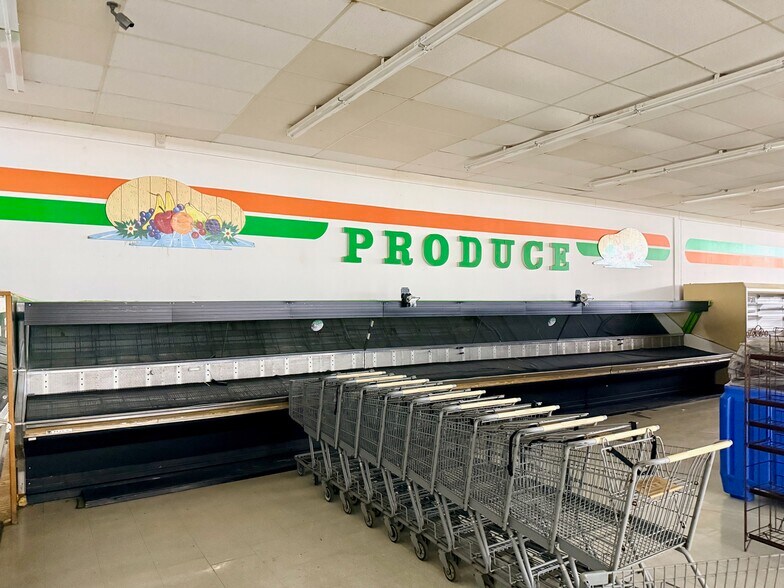 More Photos Of 881 S Walnut St, Bernie Storefront For Sale