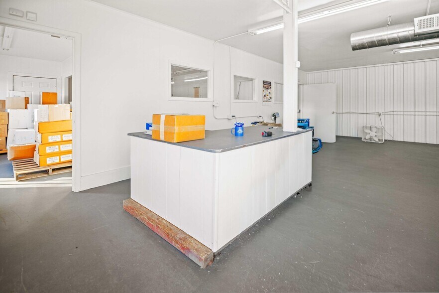 More Photos Of 904 E Main St, Stanford Flex For Sale