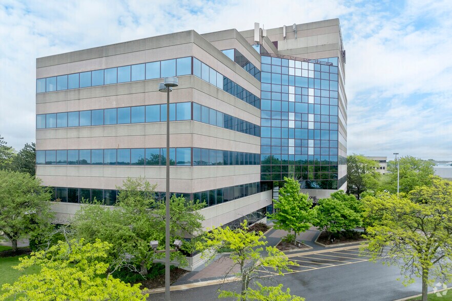 More Photos Of 1500 W Shure Dr, Arlington Heights Office For Sale