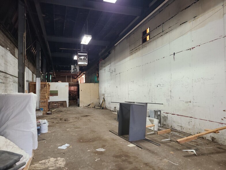 More Photos Of 18418 Wentworth Ave, Lansing Flex For Sale