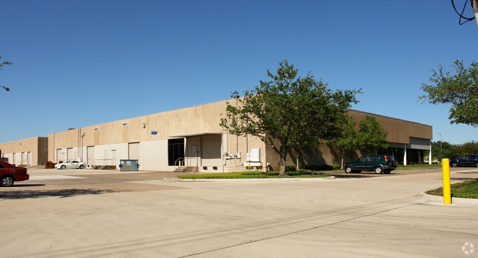 More Photos Of 505 Julie Rivers Dr, Sugar Land Unknown For Lease