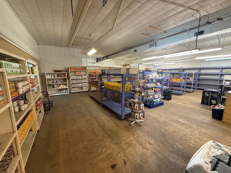 More Photos Of 503 E Oakwood St, Tyler Distribution For Sale