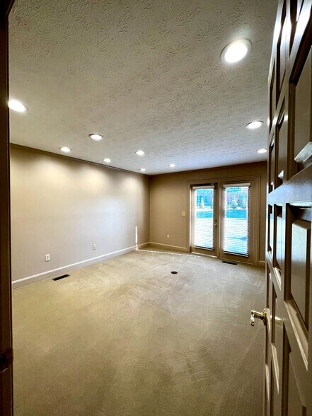 More Photos Of 431-433 Windsor Park Dr, Dayton Office For Lease