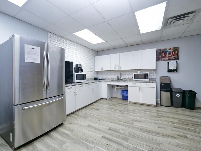 More Photos Of 7300 N Cicero Ave, Lincolnwood Loft Creative Space For Sale