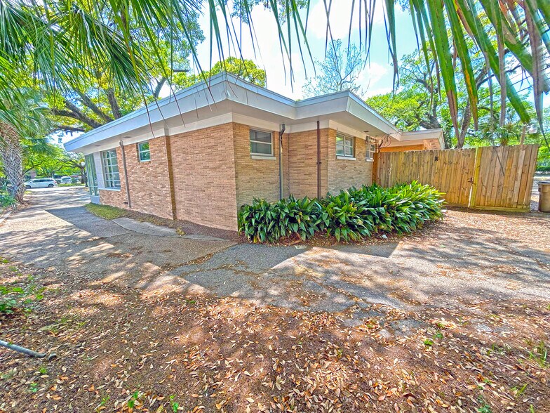 More Photos Of 1304 Government St, Mobile Veterinarian Kennel For Sale