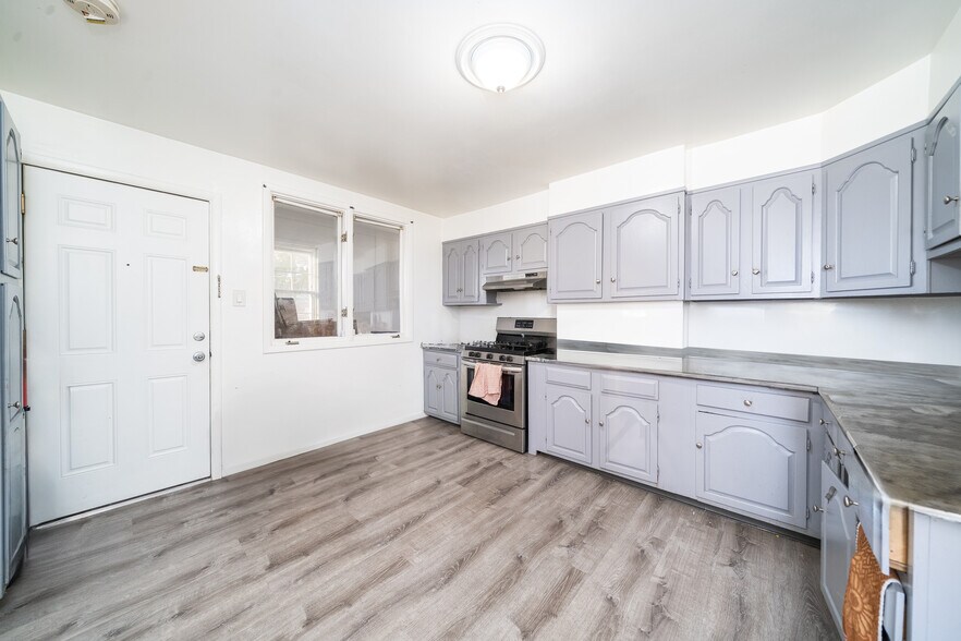 More Photos Of 103-105 Devon St, Kearny Apartments For Sale