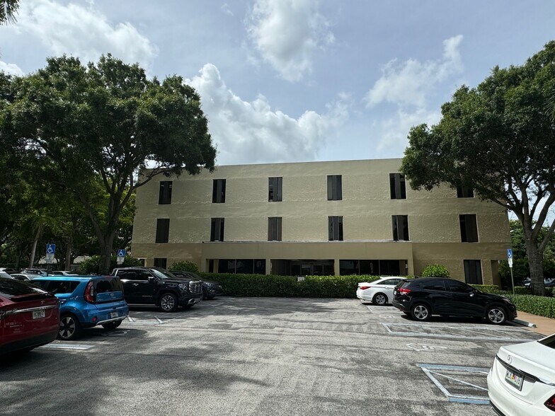 More Photos Of 900 NW 13th St, Boca Raton Medical For Lease