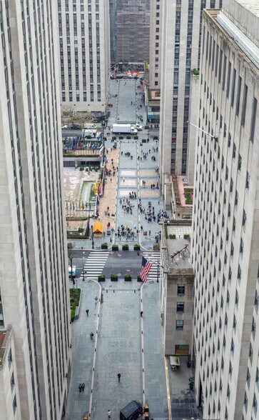 More Photos Of 75 Rockefeller Plaza, New York Office For Sale