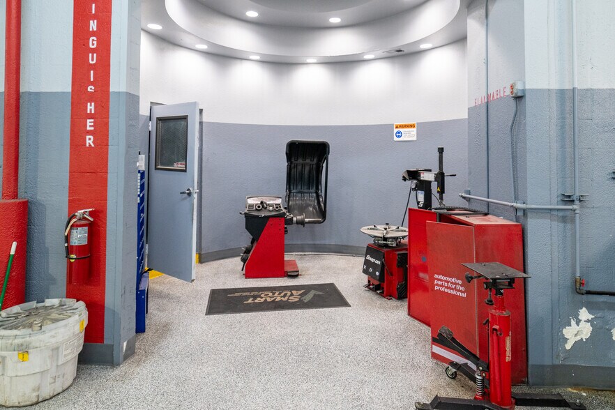 More Photos Of 3105 E Sahara Ave, Las Vegas Auto Repair For Lease