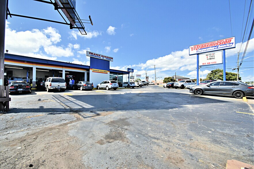 Primary Photo Of 5327 Clinton Hwy, Knoxville Auto Repair For Sale