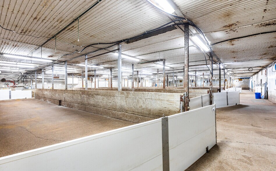 More Photos Of 212 Ch Du Canton S, Yamachiche Industrial For Sale