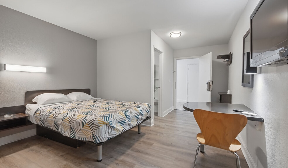 More Photos Of 1600 N Main St, Normal Hotel For Sale