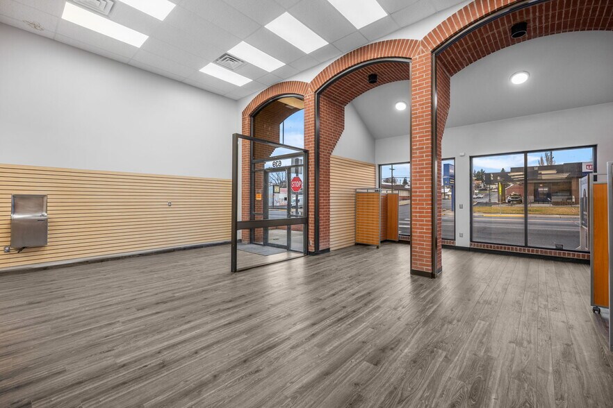 More Photos Of 639 Morgan St, Davenport Bank For Lease