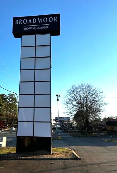 More Photos Of 2800-3018 S University Ave, Little Rock Unknown For Lease