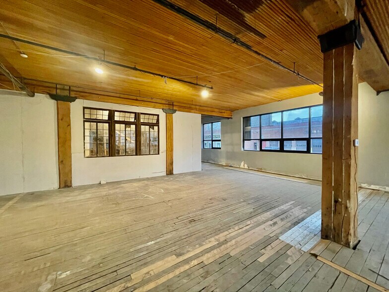 More Photos Of 1311 W 13th St, Kansas City Office For Sale