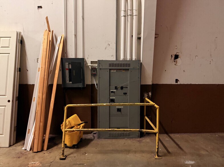 More Photos Of 1612 Congress Pky S, Athens Bank For Sale