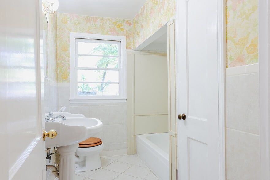 More Photos Of 112 E Derenne Ave, Savannah Office For Sale