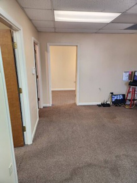 More Photos Of 502 Twin Bridges Rd, Alexandria Self Storage For Lease