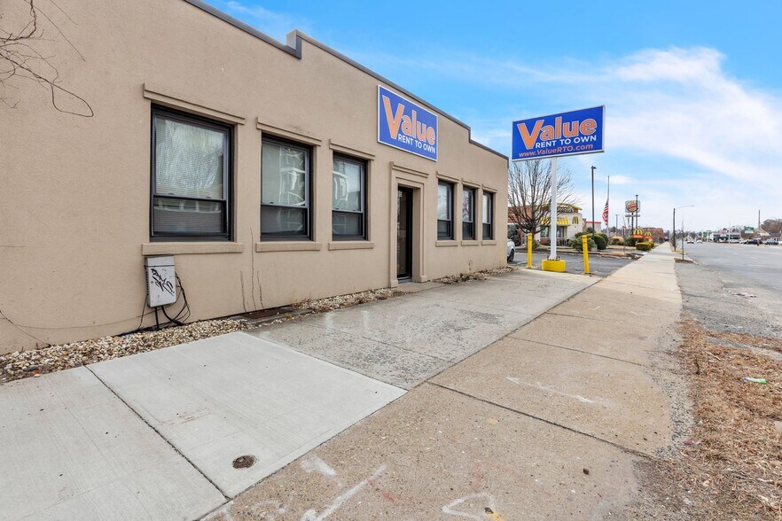 More Photos Of 785 Page Blvd, Springfield Light Manufacturing For Sale