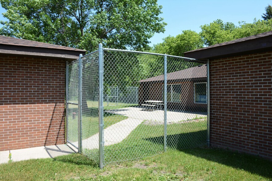 More Photos Of 524 Willow Dr, Alexandria Office For Lease