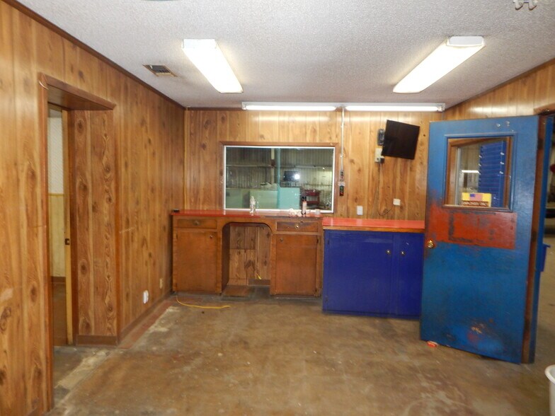 More Photos Of 143 Texas Highway 49, Hughes Springs Auto Repair For Sale