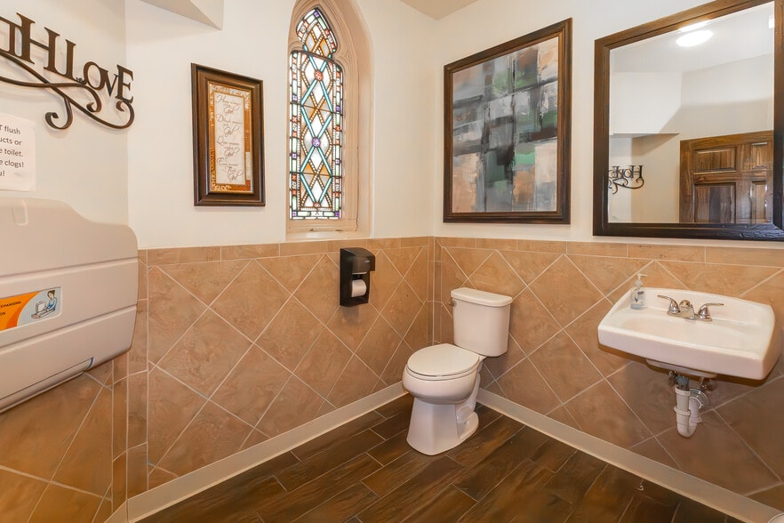 More Photos Of 309 N Broad St, Grove City Religious Facility For Sale