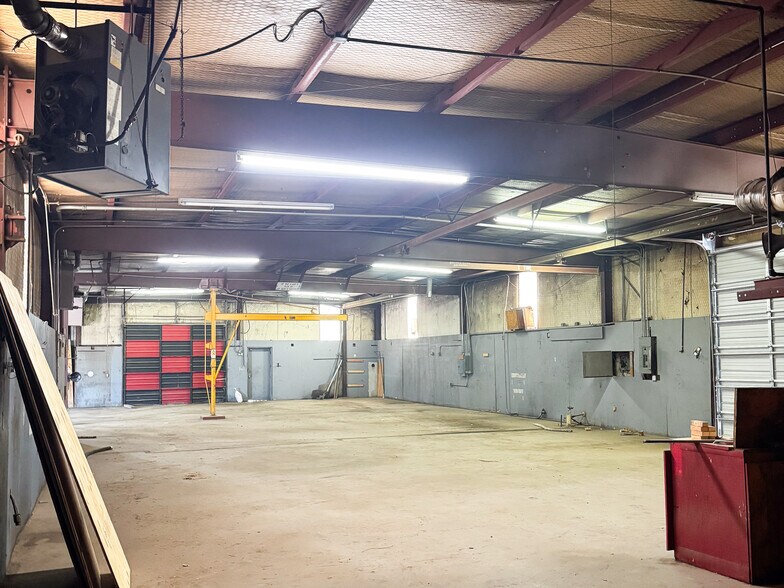 More Photos Of 1215 S Florida St, Borger Warehouse For Lease